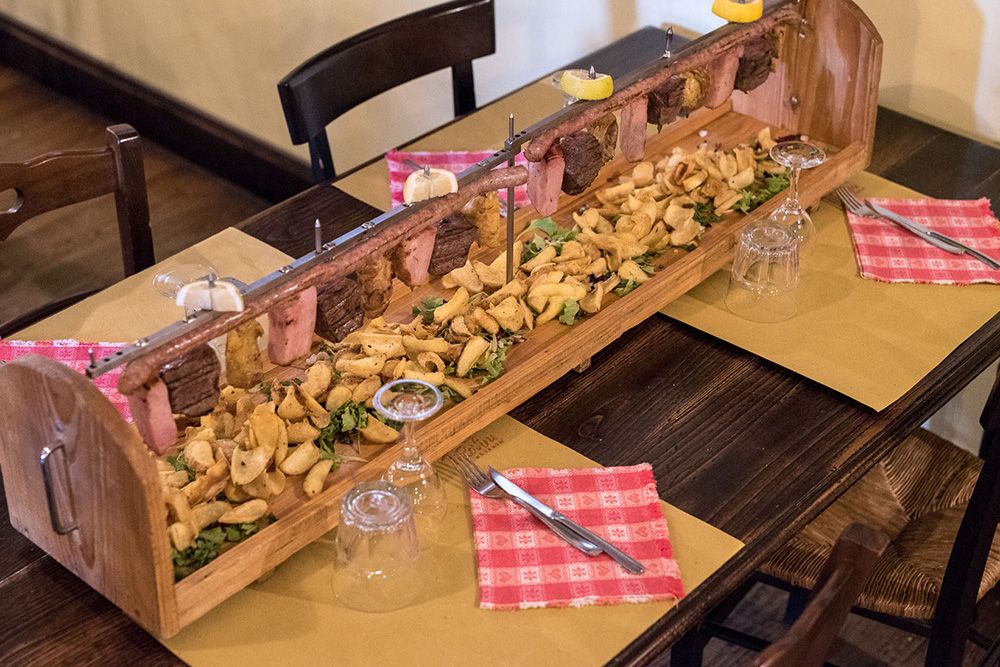 Il Trespolo del Tirovino con le Carni alla Griglia e le Patate Fritte Croccanti